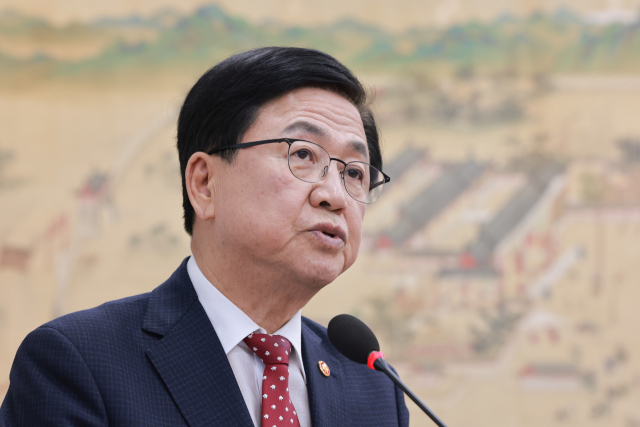 최교진 교육부 장관이 16일 국회 교육위원회 전체회의에서 대입 원서접수시스템 장애 관련 현황과 조치 방안을 보고하고 있다. 연합뉴스