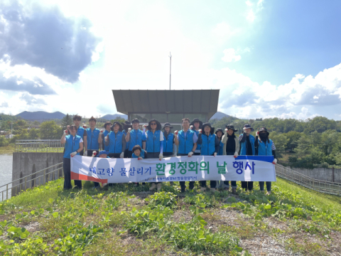 청송 고현저수지에 쌓인 쓰레기 싹쓸이…농어촌공사·주민 구슬땀