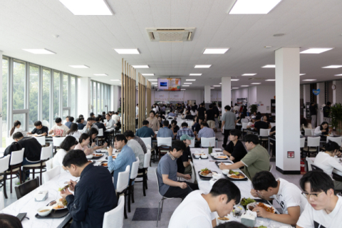 학생도 환경미화원도 3천원에 한 끼… 고물가에 경일대 '반값 점심' 인기