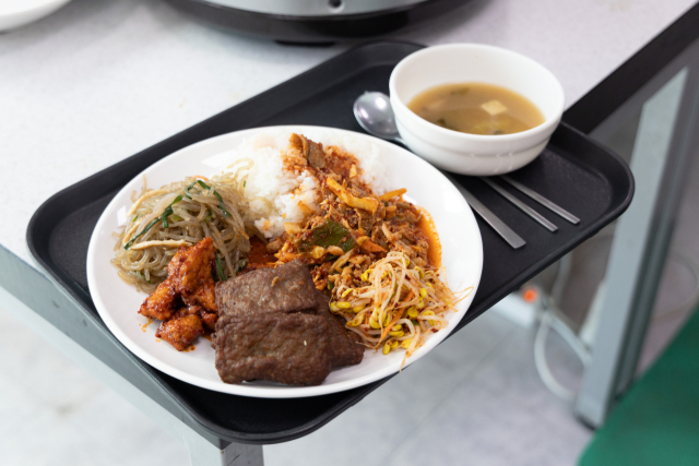 한식뷔페에서 맛볼 수 있는 반값 한끼. 경일대 제공