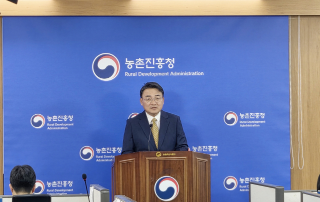 김병석 농촌진흥청 국립식량과학원장이 16일 정부세종청사 농림축산식품부 기자실에서 참깨 신품종 