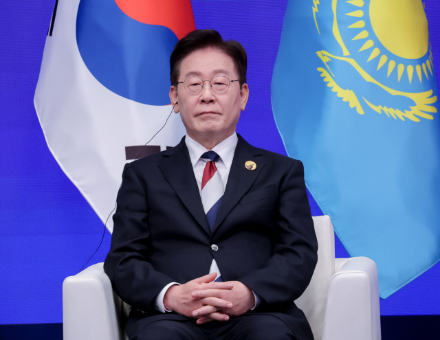 이재명 대통령이 16일 서울의 한 호텔에서 열린 제1회 한·중앙아시아 비즈니스 서밋에서 최태원 대한상공회의소 회장의 환영사를 듣고 있다. 연합뉴스