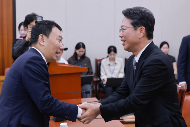 김승원 법무부 장관 후보자가 15일 국회 법제사법위원회에서 속개될 인사청문회에 출석해 더불어민주당 김용민 의원과 인사하고 있다. 연합뉴스