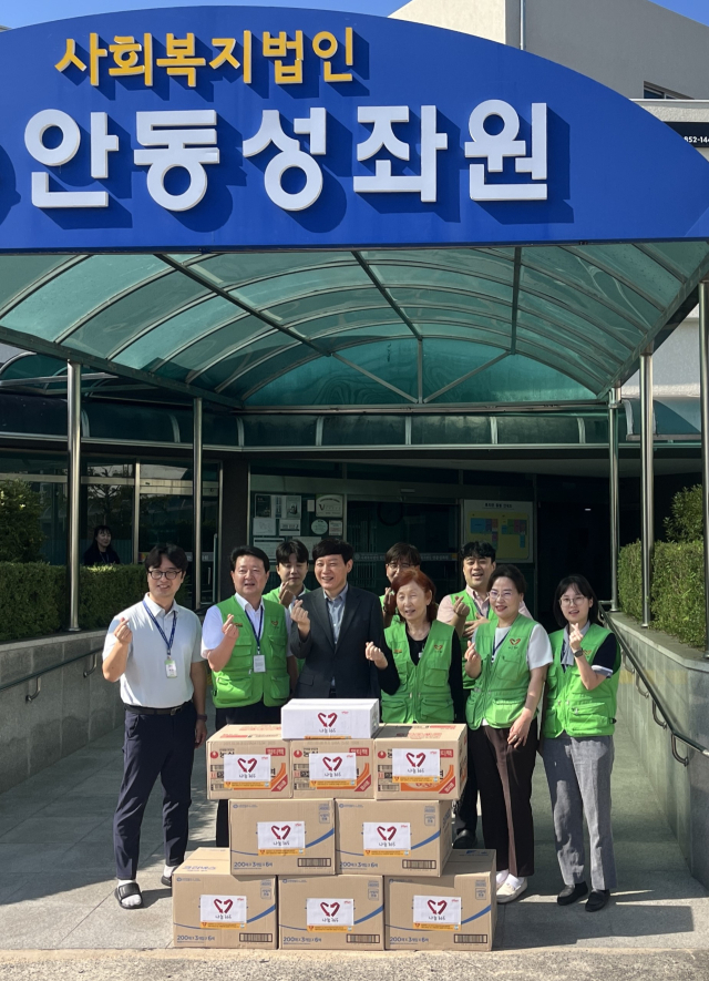 안동병원은 추석을 맞아 안동을 비롯해 인근지역 9곳의 사회복지시설을 찾아 온정을 마우었다. 안동병원 제공