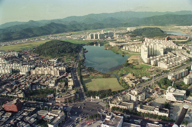 1992년 대구 북구 복현동 상공에서 내려다본 배자못의 모습. 하단에 복현오거리가 있고 주변으로 성화여고, 경상고가 보인다. 매일신문 DB