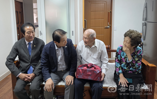 16일 울릉도를 찾은 권오을 국가보훈부 장관이 독도 의용수비대원 정원도(97)옹 자택을 방문해 독도를 지켜낸 헌신에 존경과 감사의 마음을 전했다. 좌측부터 홍영표 울릉군의원, 권오을 장관, 정원도 옹 부부.조준호 기자