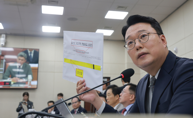 16일 국회 국방위원회에서 열린 강신철 국방부 장관 후보자 인사청문회에서 국방위원인 개혁신당 천하람 원내대표가 강 후보자에게 질의하고 있다. 연합뉴스