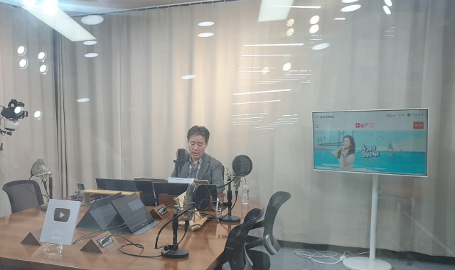 이남일 부산지방보훈청장이 부산영어방송 스튜디오에서 