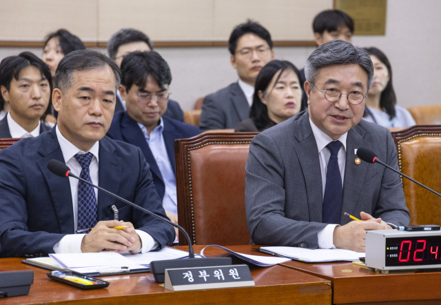 윤호중 행정안전부 장관(오른쪽)이 16일 국회에서 열린 법제사법위원회 전체 회의에 출석해 중대범죄수사청 조직 및 운영에 관한 법률 일부개정법률안 등 사회적 약자 대상 7대 범죄 보완수사·재수사권을 부여하는 중대범죄수사청법 개정안 관련 의원 질의에 답하고 있다. 연합뉴스