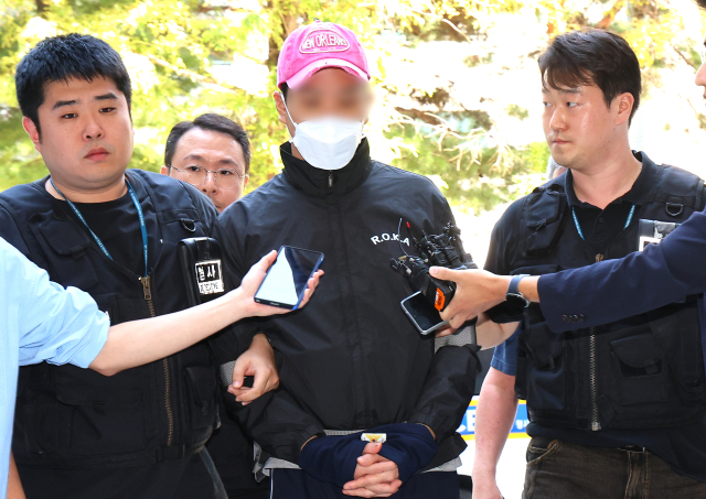 대형마트에 입점한 귀금속 매장에서 5억원대 금품을 훔친 20대 A씨가 16일 인천 미추홀구 인천지방법원에서 열린 구속 전 피의자 심문(영장실질심사)에 출석하고 있다. 연합뉴스