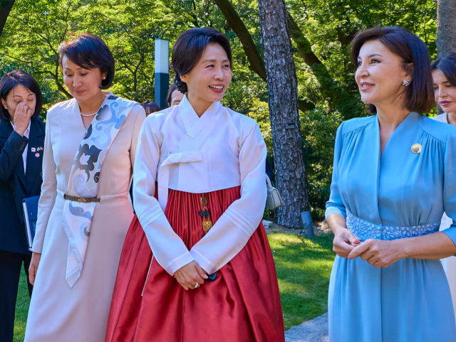 청와대는 16일 김혜경 여사가 한국을 방문 중인 우즈베키스탄 영부인 지로아트 미르지요예바 여사와 키르기스스탄 영부인 아이굴 자파로바 여사를 청와대 상춘재로 초청해 한-중앙아시아 정상회의 배우자 친교 행사를 함께했다고 전했다. 연합뉴스