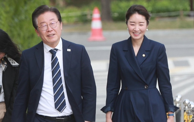 2023년 4월 24일 당시 이재명 더불어민주당 대표와 강선우 민주당 대변인이 당 중앙당사에서 열린 전세사기 피해 고충 접수센터 현판식 참석 후 국회로 걸어가고 있다. 연합뉴스