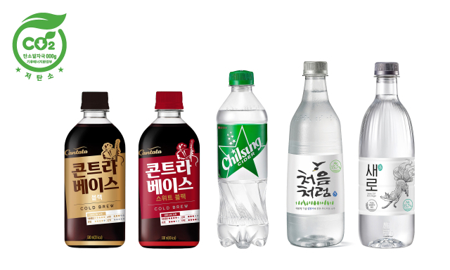 롯데칠성음료가 한국환경산업기술원(KEITI)의 환경 인증 제품을 대폭 확대하며 친환경 음료 산업의 선두 주자로 우뚝 서고 있다. 롯데칠성음료의 대표적인 친환경 저탄소 제품들.