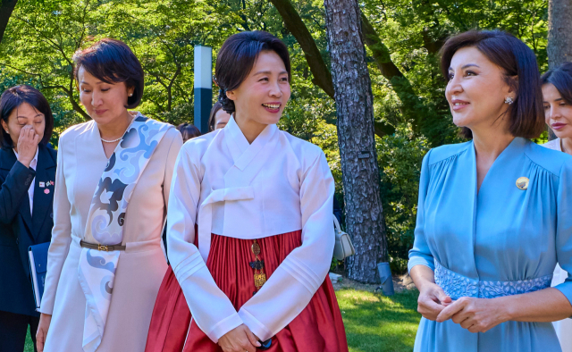 김혜경 여사, 중앙아 영부인 초청…삼성폰·K화장품 선물