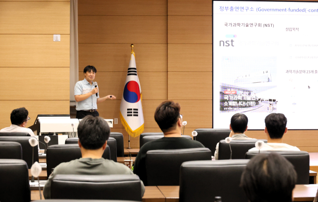한국전기연구원 박종환 책임연구원이 특강을 하고 있다. 국립창원대학교 제공