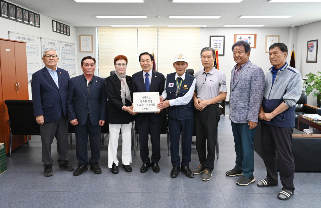 창녕군은 지난 16일 지역 보훈·복지시설 6곳을 방문해 이용자와 종사자들을 격려하고 위문품을 전달했다. 창녕군 제공
