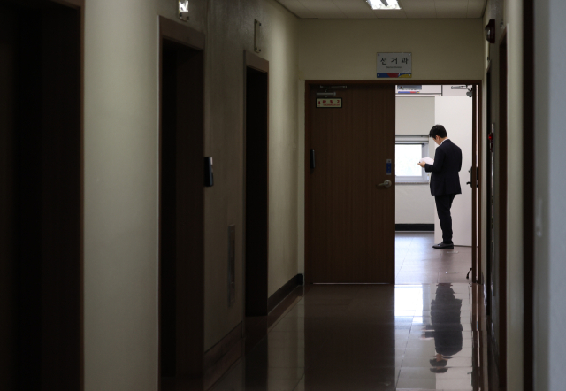 17일 대구시선거관리위원회에서 특별검사팀 관계자가 선거과 사무실에서 압수수색 관련 자료를 살펴보고 있다. 이날 특검팀은 제9회 전국동시지방선거 투표용지 부족 사태 등 국민참정권 침해 의혹과 관련한 자료를 확보하기 위해 중앙선관위와 대구시선관위 등 9곳을 압수수색했다. 김영진 기자 kyjmaeil@imaeil.com