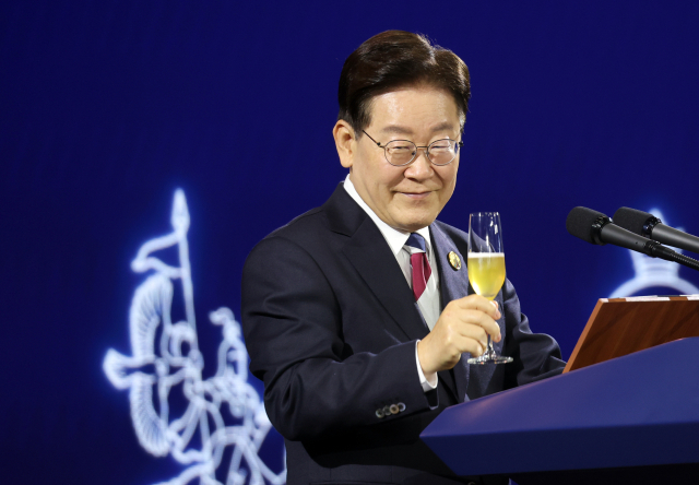 이재명 대통령이 16일 서울 한 호텔에서 열린 2026년 제1차 한·중앙아시아 정상회의 공식 만찬에서 건배 제의를 하고 있다. 연합뉴스