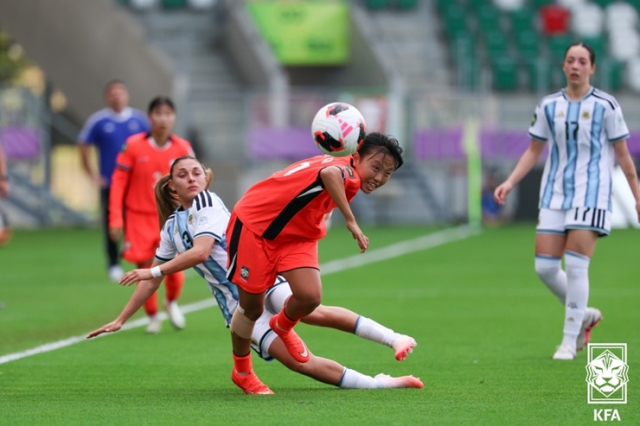 U-20 여자 월드컵에 출전한 조혜영이 16일(한국시간) 폴란드 소스노에비치 아레나에서 열린 아르헨티나와의 16강전에서 아르헨티나 선수와 경합을 벌이고 있다. 대한축구협회 제공