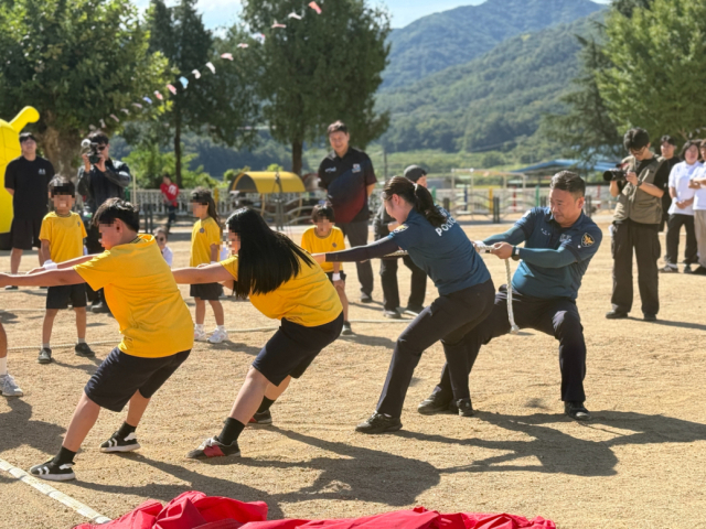 경북 구미경찰서는 인류무형문화유산 씨름진흥원과 함께 17일 전교생이 19명인 소규모 농촌학교인 옥성초등학교에서 