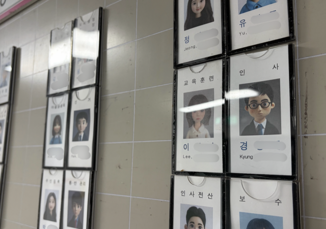 확대한 총무과 앞 직원 배치도. 직원들의 특징을 담은 이미지가 나열돼 있다. 정두나 기자.