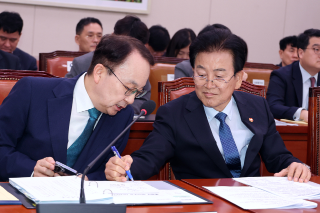 정동영(오른쪽) 통일부 장관이 17일 국회에서 열린 외교통일위원회 전체회의에서 구병삼 기획조정실장과 얘기를 나누고 있다. 연합뉴스