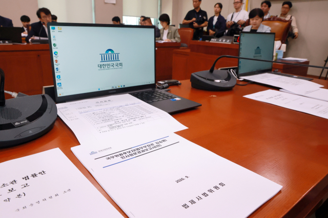 17일 국회 법제사법위원회 전체회의가 국민의힘 소속 위원들이 퇴장한 가운데 열리고 있다. 국민의힘 법사위원들은 김승원 법무부 장관 후보자 인사청문경과보고서 처리에 반발하며 퇴장했다. 연합뉴스