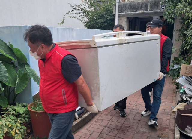 (사)안동시자원봉사센터는 17일 안동시 태화동 홀몸어르신 가정을 찾아 주거환경개선 봉사활동을 폈다. 안동자원봉사센터 제공