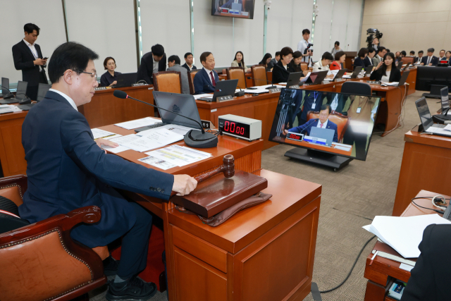 11일 국회 보건복지위원회 전체회의에서 위원장인 국민의힘 이만희 의원이 개의를 선언하고 있다. 연합뉴스