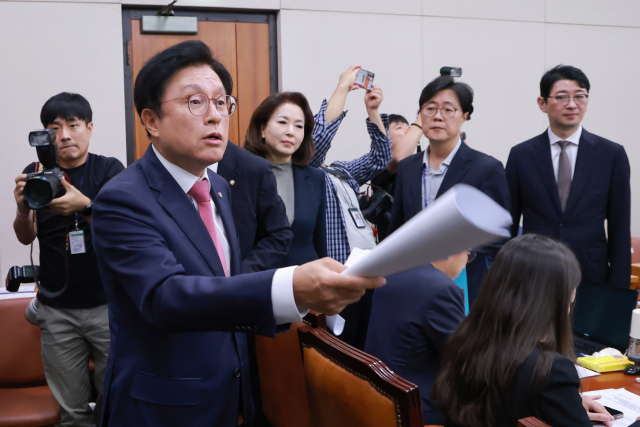 17일 국회 법제사법위원회 전체회의에서 야당 간사인 박형수 의원 등 국민의힘 소속 법사위원들이 김승원 법무부 장관 후보자 인사청문경과보고서 처리에 반발하며 퇴장하며 항의하고 있다. 연합뉴스