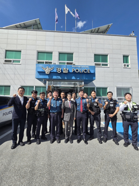 경상북도자치경찰위원회는 17일 봉화경찰서 춘양파출소를 찾아 현장 간담회를 열고 지역 실정에 맞는 교통안전 대책과 치안 현안을 논의했다. 경북도 제공