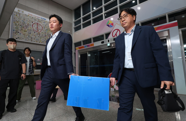 6·3 지방선거 투표용지 부족 사태를 규명할 이태한 선거관리위원회 특별검사팀이 본격적인 강제수사에 나선 17일 대구시선관위에서 특검팀이 압수 물품을 가지고 철수하고 있다. 연합뉴스