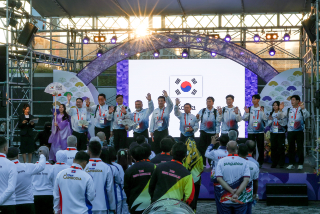 2026 아이치·나고야 아시안게임 개막을 이틀 앞둔 17일 일본 나고야항 선수단 숙소 인근 광장에서 열린 대한민국 선수단 선수촌 환영행사에서 이상현 선수단장과 선수단 임원들이 무대로 입장하고 있다. 연합뉴스