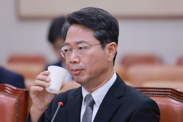 김승원 법무부 장관 후보자가 15일 국회 법제사법위원회에서 열린 인사청문회에서 물을 마시고 있다. 연합뉴스