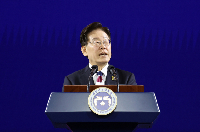 이재명 대통령이 16일 서울 한 호텔에서 열린 2026년 제1차 한·중앙아시아 정상회의 공식 만찬에서 만찬사를 하고 있다. 연합뉴스