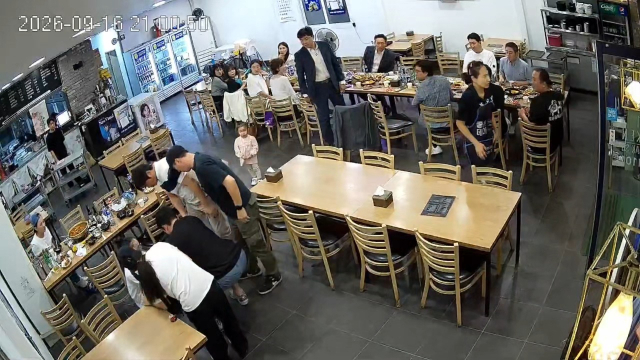 지난 16일 오후 포항 한 식당에서 황승욱 포스코퓨처엠 파트장이 사탕이 목에 걸려 숨을 쉬지 못하는 아이에게 하임리히법을 하고 있다. 독자 제공.
