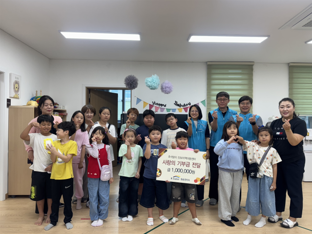 K-water 청송권지사는 지난 17일 청송군 진보면 진보지역아동센터를 찾아 100만원의 기부금을 전달했다. K-water 청송권지사 제공
