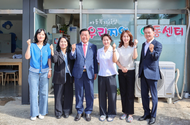 김희수 경북도의장은 지난 17일 포항지역 우리지역아동센터와 흥해하늘꿈지역아동센터를 찾아 위문품을 전달하고 시설 관계자와 아이들을 격려했다. 경북도의회 제공