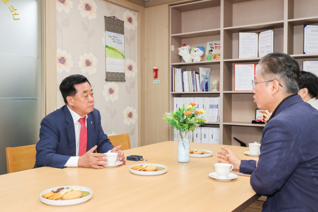김희수 경북도의장은 지난 17일 포항지역 우리지역아동센터와 흥해하늘꿈지역아동센터를 찾아 위문품을 전달하고 시설 관계자와 아이들을 격려했다. 경북도의회 제공