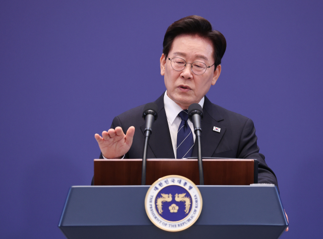 이재명 대통령이 18일 청와대 영빈관에서 열린 기자회견에서 취재진 질문에 답하고 있다. 연합뉴스