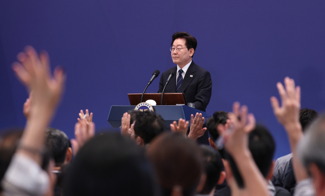 이재명 대통령이 18일 청와대 영빈관에서 열린 기자회견에서 취재진의 질문을 받고 있다. 연합뉴스
