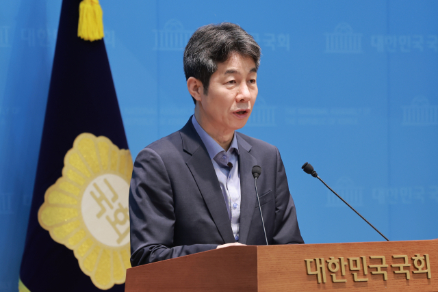 국회 정보위원회 소속인 더불어민주당 윤건영 의원이 20일 국회 소통관에서 윤석열 정부 국정원이 