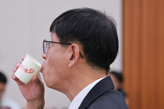 최길수 특별감찰관 후보자가 18일 국회 법제사법위원회에서 열린 인사청문회에서 물을 마시고 있다. 연합뉴스