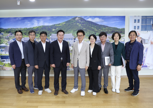 박권현 청도군수가 핵심 현안사업 추진을 위해 경북도와 경북도의회를 찾아 도비 확보에 나섰다. 청도군 제공