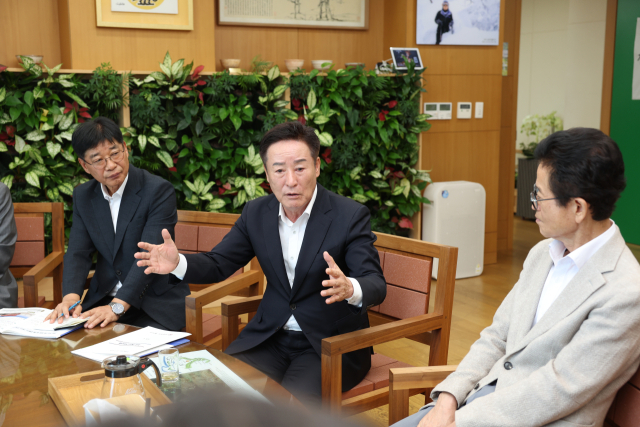 박권현(가운데) 청도군수가 이철우 경북도지사를 만나 청도군의 4대현안사업에 대해 설명하고 있다. 청도군 제공