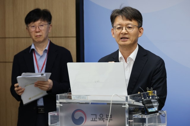 송근현 교육부 대학정책관이 17일 세종시 정부세종청사에서 유웨이어플라이의 2027학년도 대입 수시모집 원서 접수의 시스템 장애 관련 구제 신청 접수 등 조치 결과에 대해 브리핑하고 있다. 연합뉴스