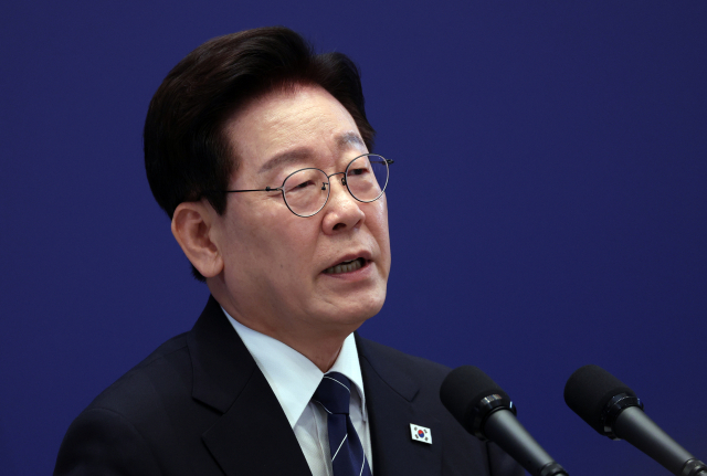 이재명 대통령이 18일 청와대 영빈관에서 열린 기자회견에서 취재진 질문에 답하고 있다. 연합뉴스