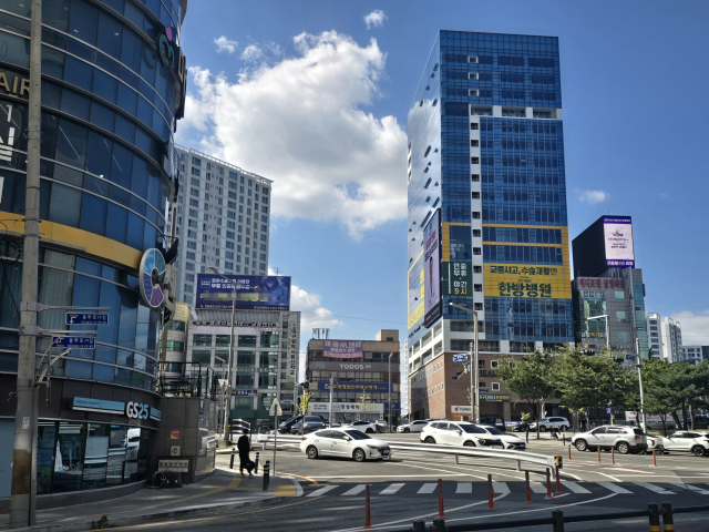 18일 방문한 대구 동구 동대구역 네거리에는 동구청의 행정 착오로 위법하게 설치된 LED 전광판 두 대(사진 우측)가 등을 맞대고 광고를 송출하고 있었다. 김지효 기자