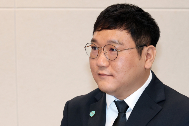 용혜인 성평등가족부 장관 후보자의 남편인 기본소득당 박기홍 최고위원이 7일 서울 여의도 중앙당사에서 열린 최고위원회의에서 오준호 당 대표의 발언을 듣고 있다. 연합뉴스