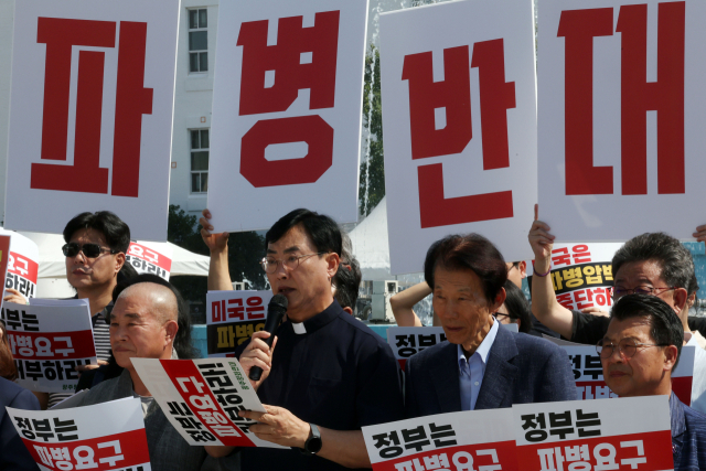 15일 오후 전남광주 동구 5·18 민주광장에서 열린 호르무즈 해협 파병 반대 공동 기자회견에서 조영대 신부가 발언하고 있다. 연합뉴스